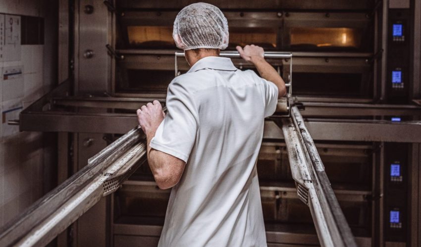 Boulanger préparant le pain